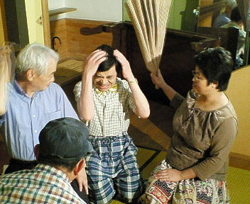 パピプペポロンの撮影風景その3(ハリセンを受ける道徳おじさん)
